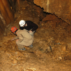 Dos arqueólogos del equipo de Joan López durante la intervención en la cueva de Montanissell.