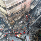 Hasta 37 unidades de bomberos participaron en las tareas de extinción del fuego, en la capital de Bangladesh.