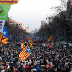 Decenas de miles de personas abarrotaron ayer la Diagonal de Barcelona en una gran manifestación.