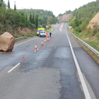 El despreniment d’una roca va obligar a restringir ahir la circulació de la carretera C-14 a Bassella.