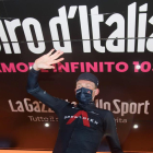 Tao Geoghegan Hart, celebra su triunfo como ganador de la edición 2020 del Giro de Italia.