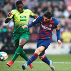 Leo Messi supera el jugador de l’Eibar Pape Diop en la jugada en la qual l’argentí anota el primer dels quatre gols que va firmar davant del quadre armer.