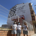 L’artista Cristina Dejuan, al mig, ahir davant del mural censurat a Torrefarrera.