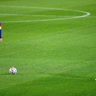 Coutinho observa com Messi es disposa a llançar una falta, en un acció del partit contra el Madrid.