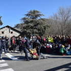 Els Mossos d’Esquadra desallotjant els manifestants que ocupaven la calçada de l’N-260 a la Seu.