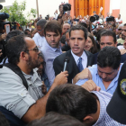 El jefe del Parlamento venezolano, Juan Guaidó , a su llegada este viernes a un evento público con diputados en una plaza en el este de Caracas (Venezuela).