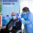 Momento en el que la enfermera Idoia Crespo inyectó la vacuna a Josefa Pérez, ayer, en L’Hospitalet.