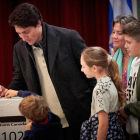 Justin Trudeau emite su voto junto a su familia.