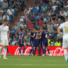 Els jugadors del Valladolid celebren el gol de l’empat al Bernabéu.