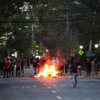 Manifestants calen foc a una barricada en un carrer del barri de Providencia, a Santiago.