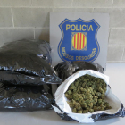 El detenido llevaba encima ocho kilos de cogollos de marihuana.