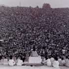 Multitudinària cerimònia inaugural de Woodstock, amb el discurs del guru Swami Satchidananda.