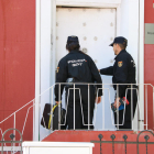 Dos agentes de la Policía Nacional entran en el despacho del abogado Gonzalo Boye.