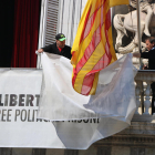 Dos trabajadores de la Generalitat retiran los lazos del Palau