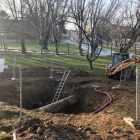 Les obres han obligat a fer una gran excavació en un pendent de l’accés a la Seu Vella.