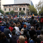 Miles de manifestantes convocados por Tsunami Democràtic en la delegación del Gobierno central en Barcelona, ayer.