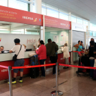 Mostrador de reclamaciones de Iberia en el aeropuerto del Prat, ayer sábado.