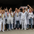 Sanitarios piden la libertad de los independentistas presos ante la visita de Sánchez, ayer.