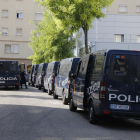 Furgones de la Policía Nacional en Lleida después del 1-O.