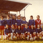 Elena Bobillo, Juanita Sánchez, Amparo Albà, Alexa Berenguer, Maria Molina, Clemente i Enriqueta Palomares (a la fila superior) i a sota Montse Albà, Lourdes, Paquita Jiménez, Glòria Batlle, Dolores Carreño i Pepita Solé, amb la Tribuna del Ca ...