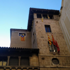 La Junta Electoral da 24 horas para retirar los símbolos independentistas de la fachada del ayuntamiento de Lleida