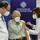 Uno de los primeros ciudadanos de Austria en recibir la vacuna contra la Covid, ayer en Viena.