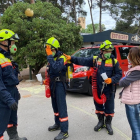 Bomberos desinfectaron ayer parques en Zaragoza.