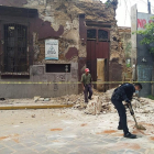Operaris retiren runa d’un edifici afectat pel sisme.