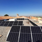 Paneles en el consistorio  -  El ayuntamiento de Sidamon cuenta desde marzo con placas fotovoltaicas en su tejado, una instalación que ha permitido conseguir en tres meses un ahorro del 30% en la factura de la luz de este equipamiento. 