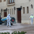 Operarios de la brigada de Torre-serona limpiando las calles de la población.