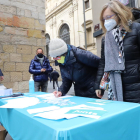 Ciudadanos firmando para avalar la candidatura de JxCat, en Lleida.