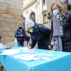 Ciutadans firmant per avalar la candidatura de JxCat, a Lleida.