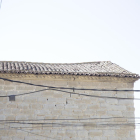 El techo hundido de la iglesia de Almacelles donde se tienen que retirar las tejas.