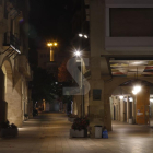 El carrer Major de Lleida, diumenge a la nit després del toc de queda.