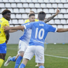 Los jugadores del Lleida celebran el primer gol.