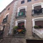 Los característicos mantones de la Festa de la Faldeta decoraron ayer los balcones.