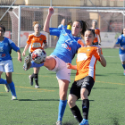 Andrea, autora del gol de l’AEM al primer temps, disputa una pilota amb una jugadora del Parquesol.