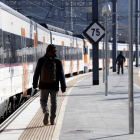 Dos pasajeros antes de subirse ayer al tren en Manresa en dirección a Sant Vicenç de Castellet.