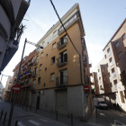 El edificio multado está en el número 11 de la calle Sant Carles. 