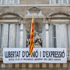 Imagen del balcón del Palau de la Generalitat después de que los operarios colgasen el nuevo cartel.