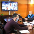 Reunió telemàtica ahir entre l’alcalde, Miquel Pueyo, i el conseller d’Interior, Miquel Sàmper.