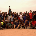 Foto de familia de alumnos y profesores con los niños de la escuela de Baja Kunda, en Gambia.
