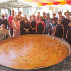 Una treintena de voluntarios cocinó las dos paellas bajo unas temperaturas que rondaban los 35º.