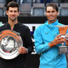 Novak Djokovic i Rafa Nadal, amb els trofeus que els acrediten com a finalista i campió a Roma.