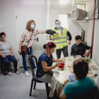Trabajadores rumanos, ayer comiendo en un alojamiento.