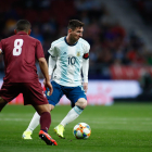 Messi intenta driblar al venezolano Tomás Rincón.