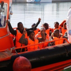 Algunos de los migrantes rescatados en el mar que fueron trasladados por Salvamento Marítimo.