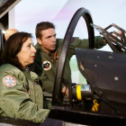 La ministra de Defensa, Margarita Robles, montada ayer en un simulador de vuelo.