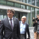 Una foto d’arxiu de Carles Puigdemont acompanyat del seu advocat, Gonzalo Boye.