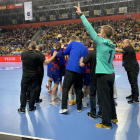 El equipo azulgrana festeja al final del partido la clasificación para los cuartos de final.